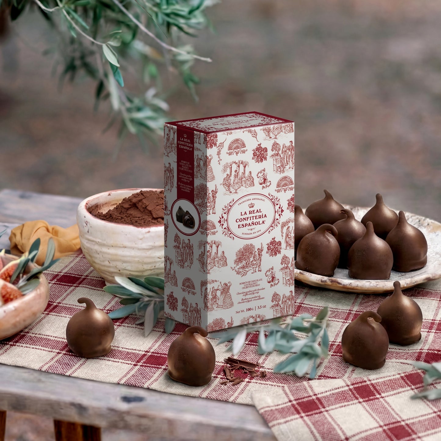 Caja Flamenca. Bombón de higo relleno de praliné y cubierto de chocolate negro