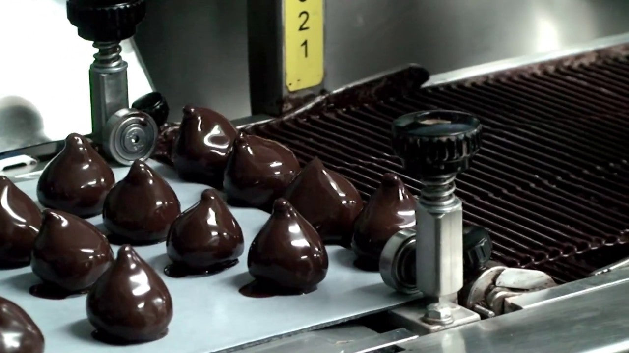 Caja Olivar. Bombones de higo rellenos de crujiente pistacho y cubiertos de chocolate negro